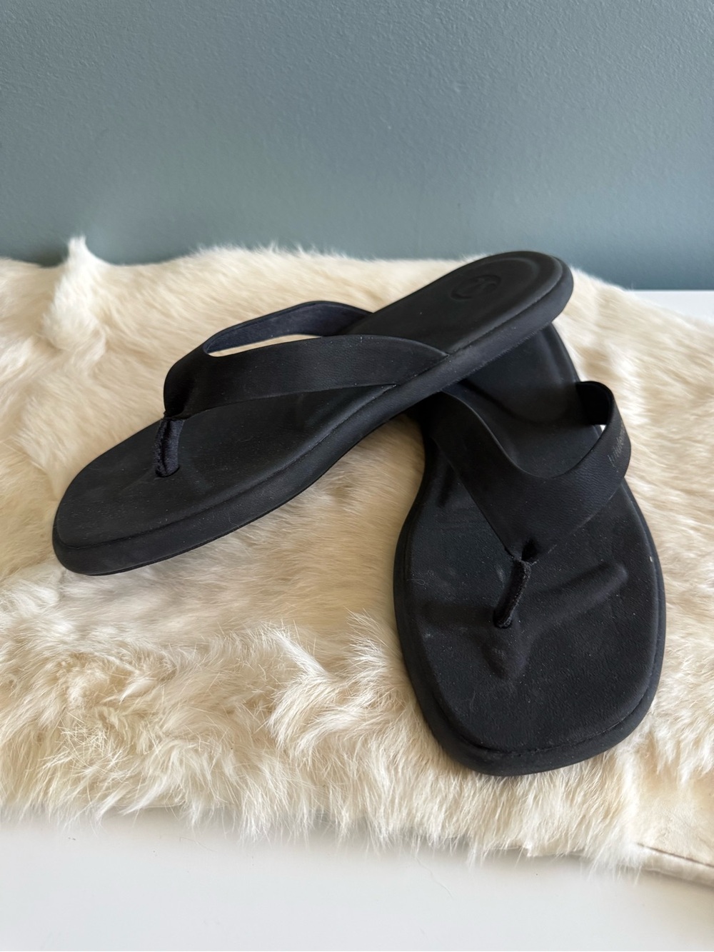 Lululemon Women’s RestFeel Black Flip Flops